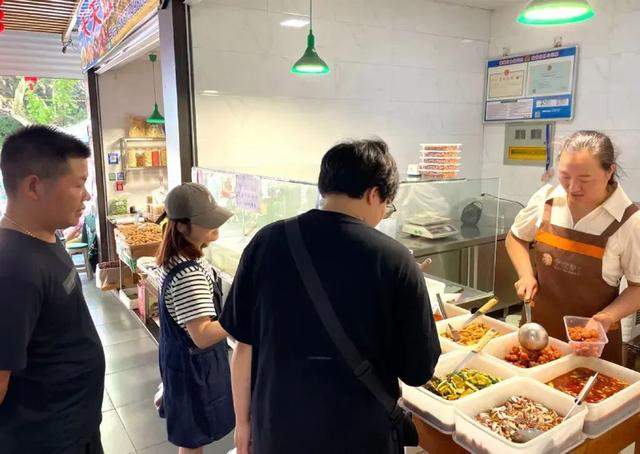 浙江一菜场摊主：女儿考上清华大学，小菜8.8折！