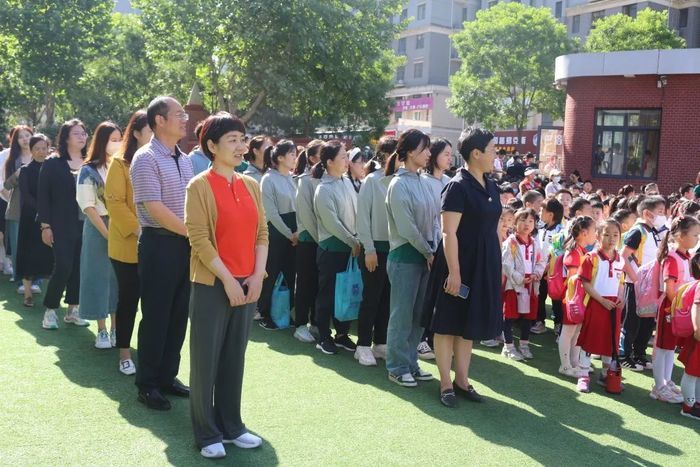 高新区奥龙小学迎来学校“未来的小主人”