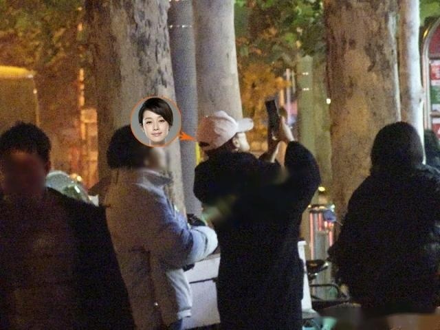马伊琍街头现身一言不发，携助理路边吃小店太节俭