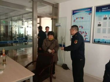 济南市中开出首例“乱扔垃圾”罚单