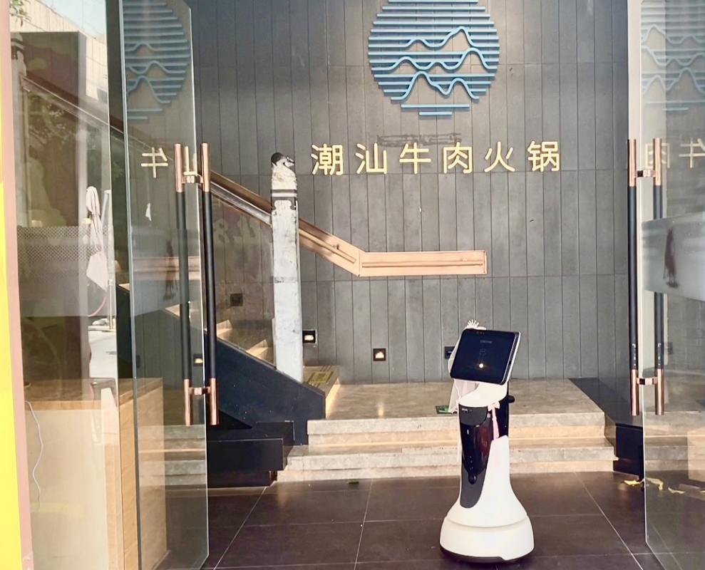 假期消费热情高涨，猎豹商场机器人多重优惠助济南市民逛吃再省一笔