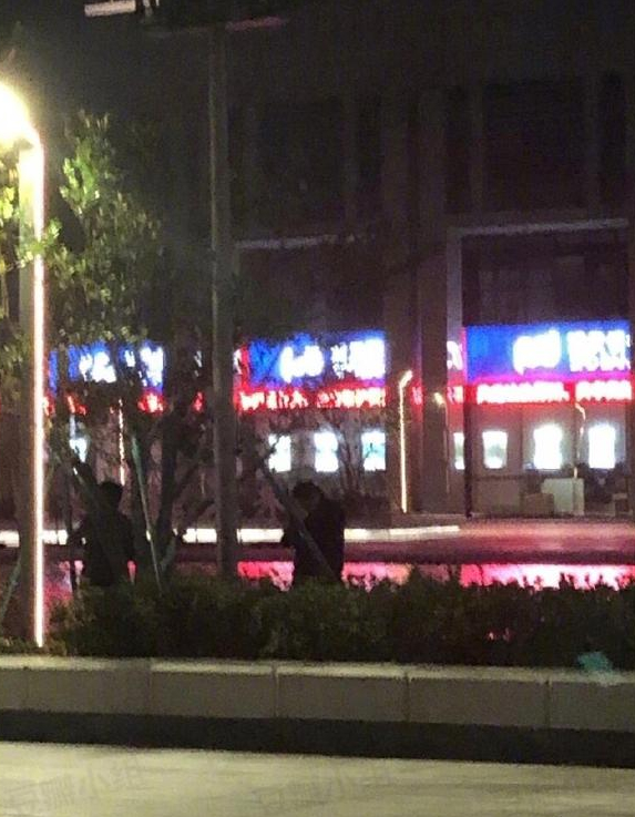 华少到出事地悼念高以翔 一身黑衣双手合十祈祷