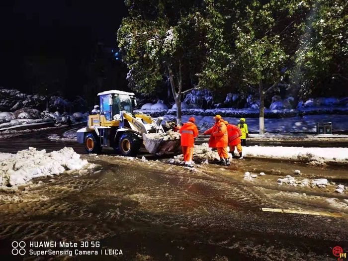 “踏”冰“浴”雪，逆行守护！历下区各部门各街道连夜奋战在扫雪破冰一线