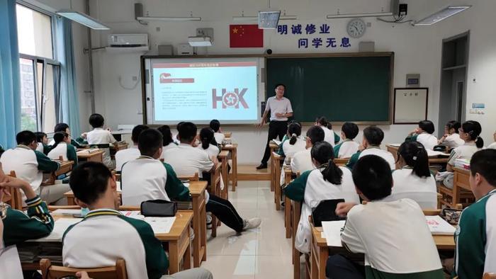 这届三中学子开学有“高配”！红色教育主题班会+国防安全教育夯实人生底色