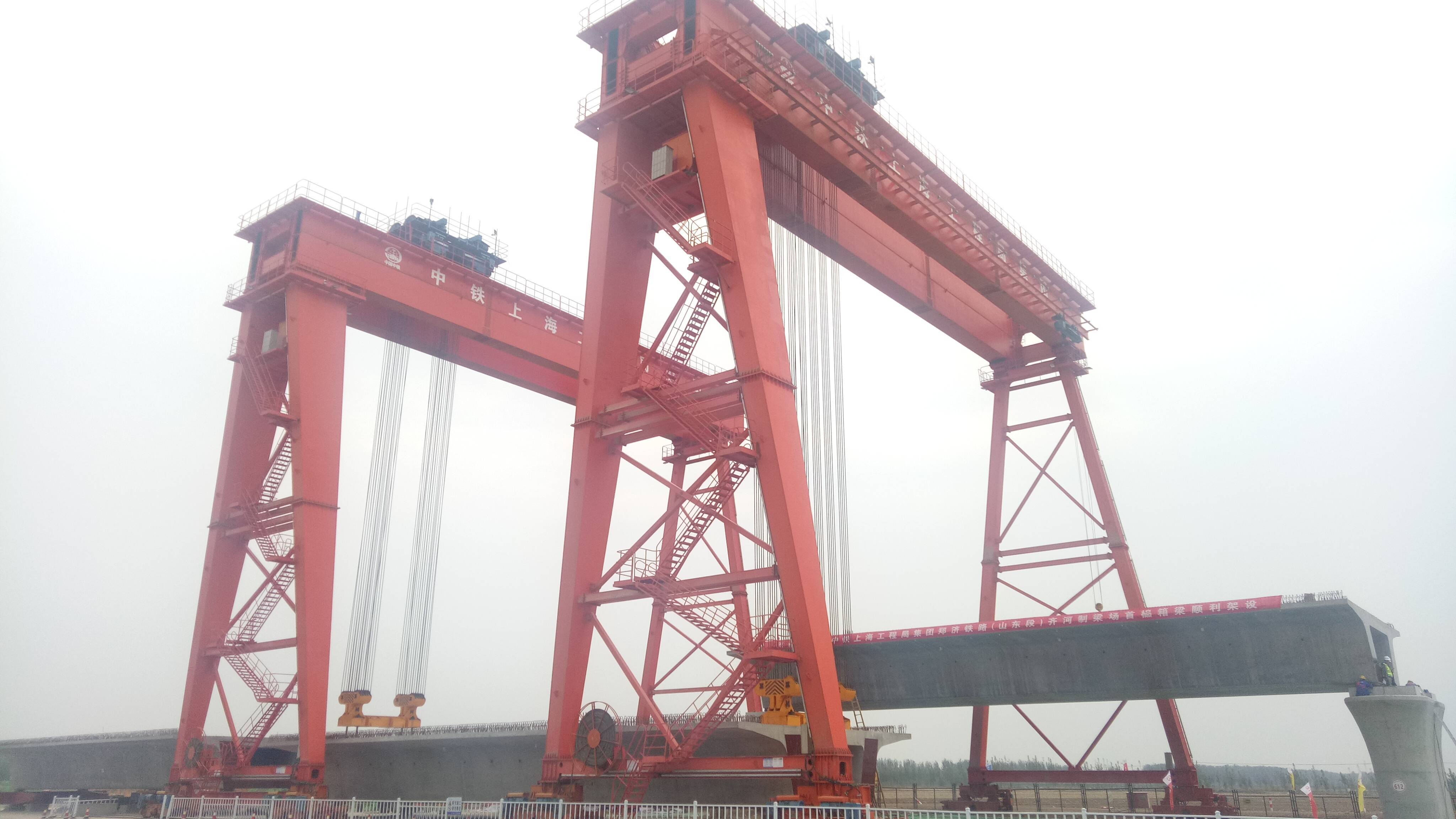 郑济铁路山东段首孔箱梁架设成功 通车后济南到郑州仅需1.5小时