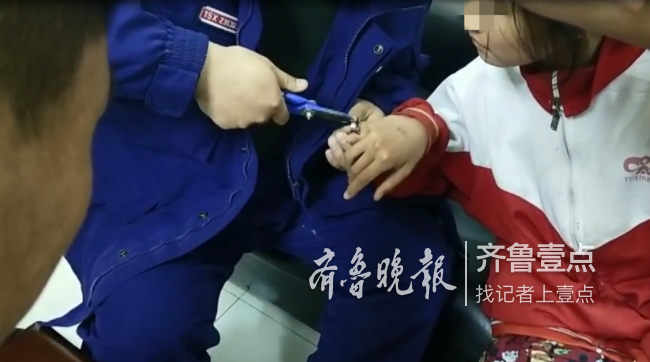 临沂8岁女孩手指卡不锈钢环,父母抱着孩子跑进消防队