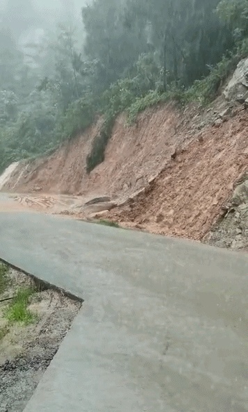 四川广元强降雨导致内涝部分乡镇出现山体滑坡