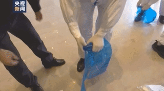 “渴的时候含一口水再吐掉” 他们这样在方舱医院执勤