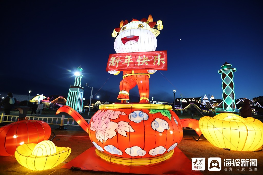 青岛：迎春花灯美轮美奂 市民观赏其乐陶陶