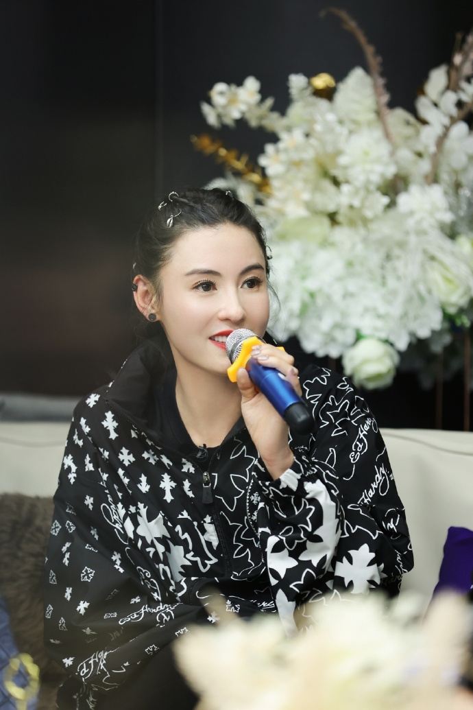 张柏芝晒与秦沛邓萃雯相聚合影 歪头杀乖巧比耶