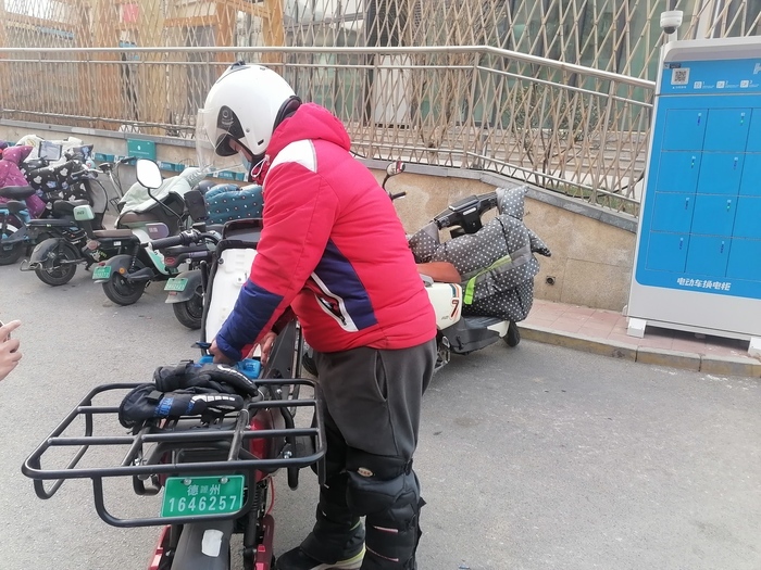 都市換電員：護(hù)航外賣騎手“春節(jié)不打烊”