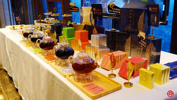 云端·茶叙 帝泊洱·黑珍珠精致生活品鉴会在泉客厅举行