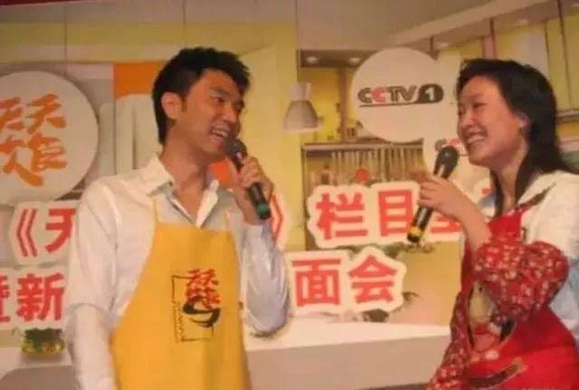 做周杰伦房东,凭一瓶辣椒酱引资上亿,这个过气歌手原来藏的这么深