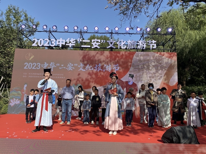 “明湖秋闱”飞花令环节，初三女生一口气背出15句诗