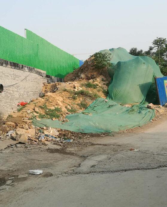 【啄木鸟在行动】历城区工业南路丁家庄路段路南工地西侧道路渣土裸露