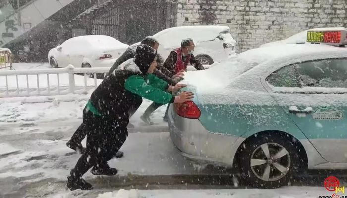 初雪暖情 槐荫区战风雪的温暖瞬间