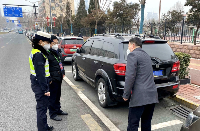 济南中学与交警联合排查学校门口及周边道路交通安全隐患