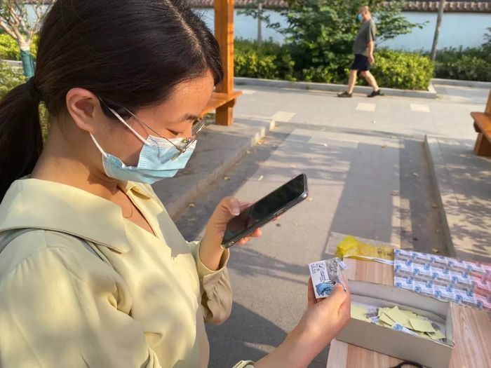 你发现了吗？今天济南的核酸检测贴纸上多了一座“图书馆”