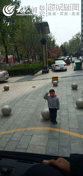 泰安六岁娃朝消防车敬礼 致谢出警消防员