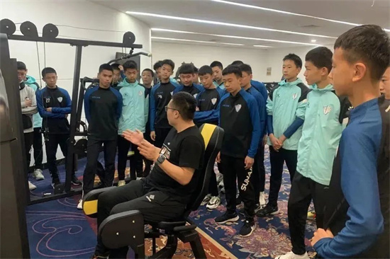 甸柳一中足球队在全国青少年邀请赛中夺冠