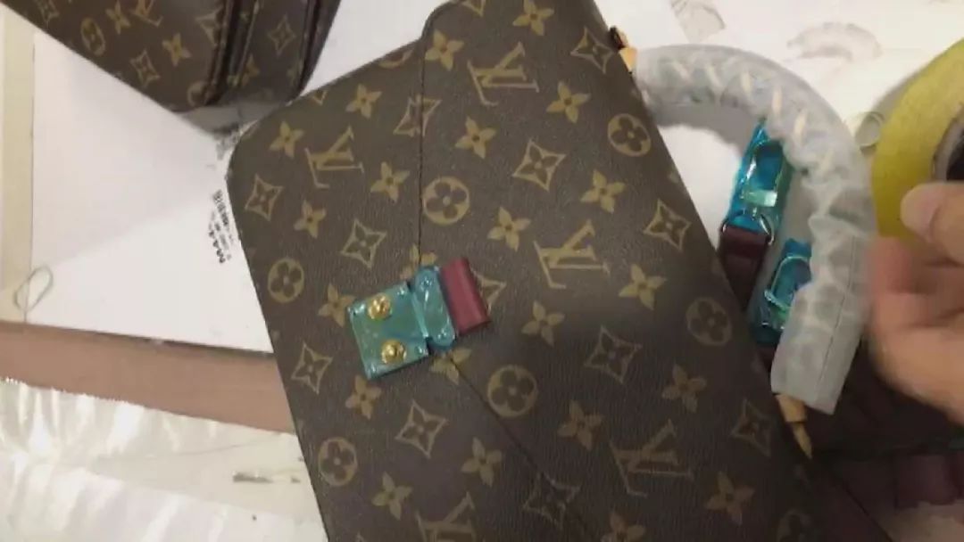成本几百元卖上万!在迪拜买的名牌包有可能是假的