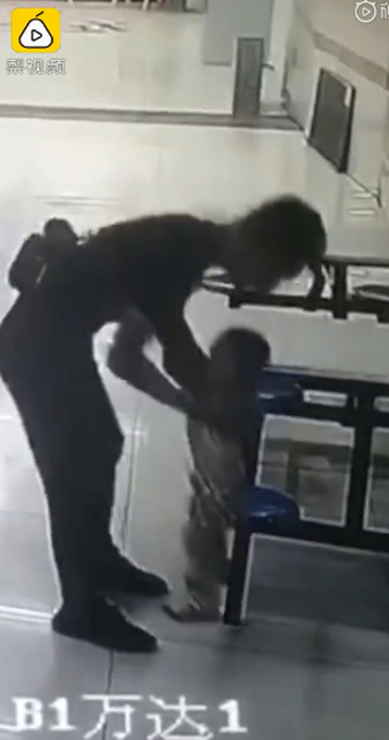 夫妻吵架将一岁半儿子扔商场 网友：服气了……