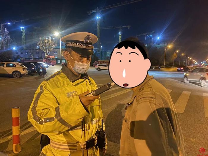 出租车司机边开车边喝酒 原因竟是渴了？！