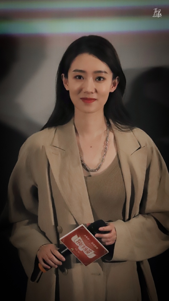 张小斐下班图好美！长发披肩温柔甜美