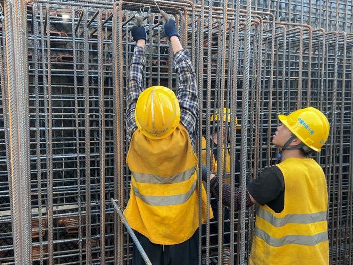 济郑高铁跨越经十西路连续槽型梁加速施工