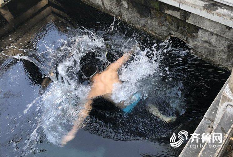 这就是山东｜昆明游客手机掉入泉水中 济南退伍军人4次下水成功捞出