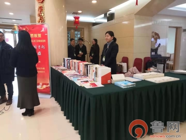 记者探班人大代表住地，这个角落的“书架子”亮了！