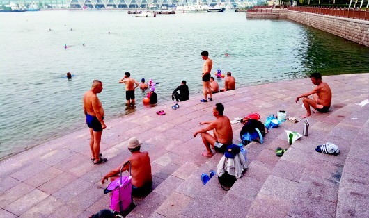 孩子溺水事故频发 海边野浴场热闹景象让人捏把汗