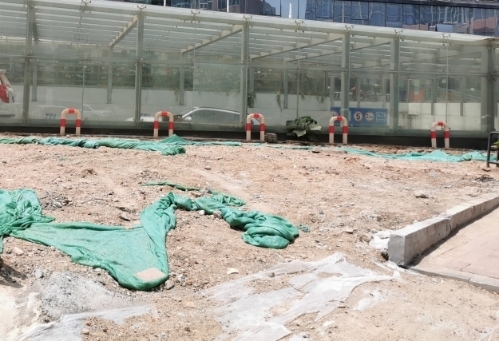 【啄木鸟在行动】三合街一处施工地带防尘网覆盖不全致渣土裸露