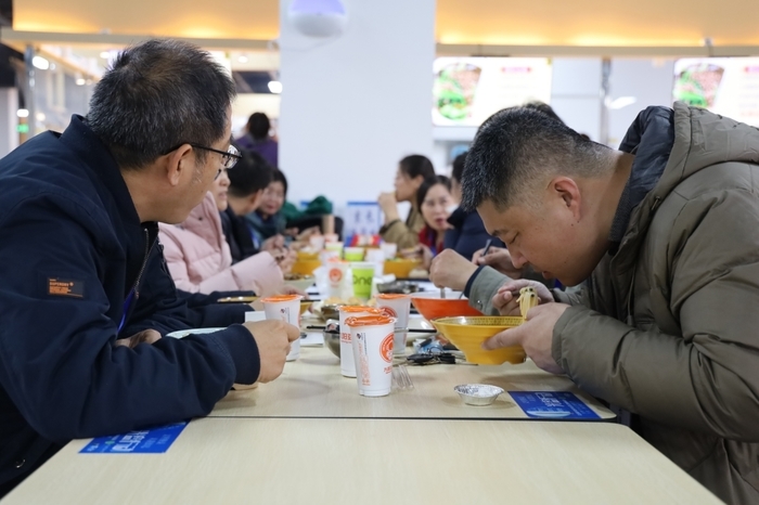 一张餐桌连接家校：食堂里的“实验对话场”