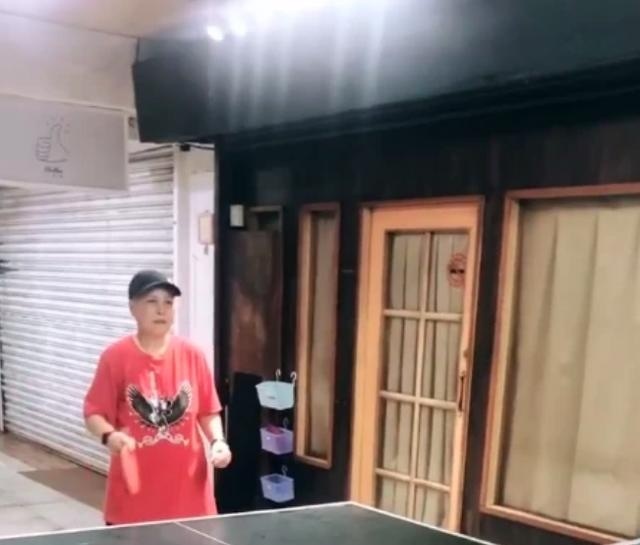 罗志祥分手后母子首同框|罗志祥分手后母子首同框 罗妈打乒乓球精气神足