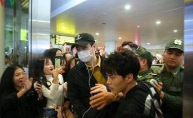 EXO成员吴世勋朴灿烈越南机场遭围攻 护照信息被泄露