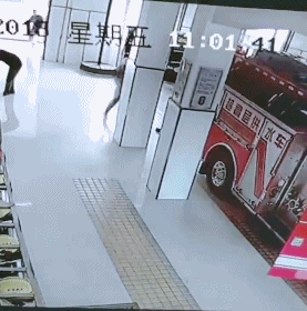 这些“狼狈”的身影真帅！消防员花式出警合集来了，笑着笑着就哭了