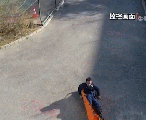 讲课时快速出警让现场师生懵了！盘点消防员“秒”出警的各个瞬间