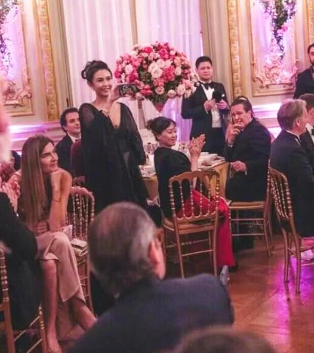 岁月不败美人！51岁邱淑贞近照，与两个女儿同框似姐妹