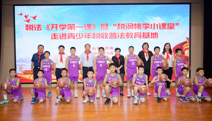 “税润桃李小课堂”走进市青少年税收普法教育基地