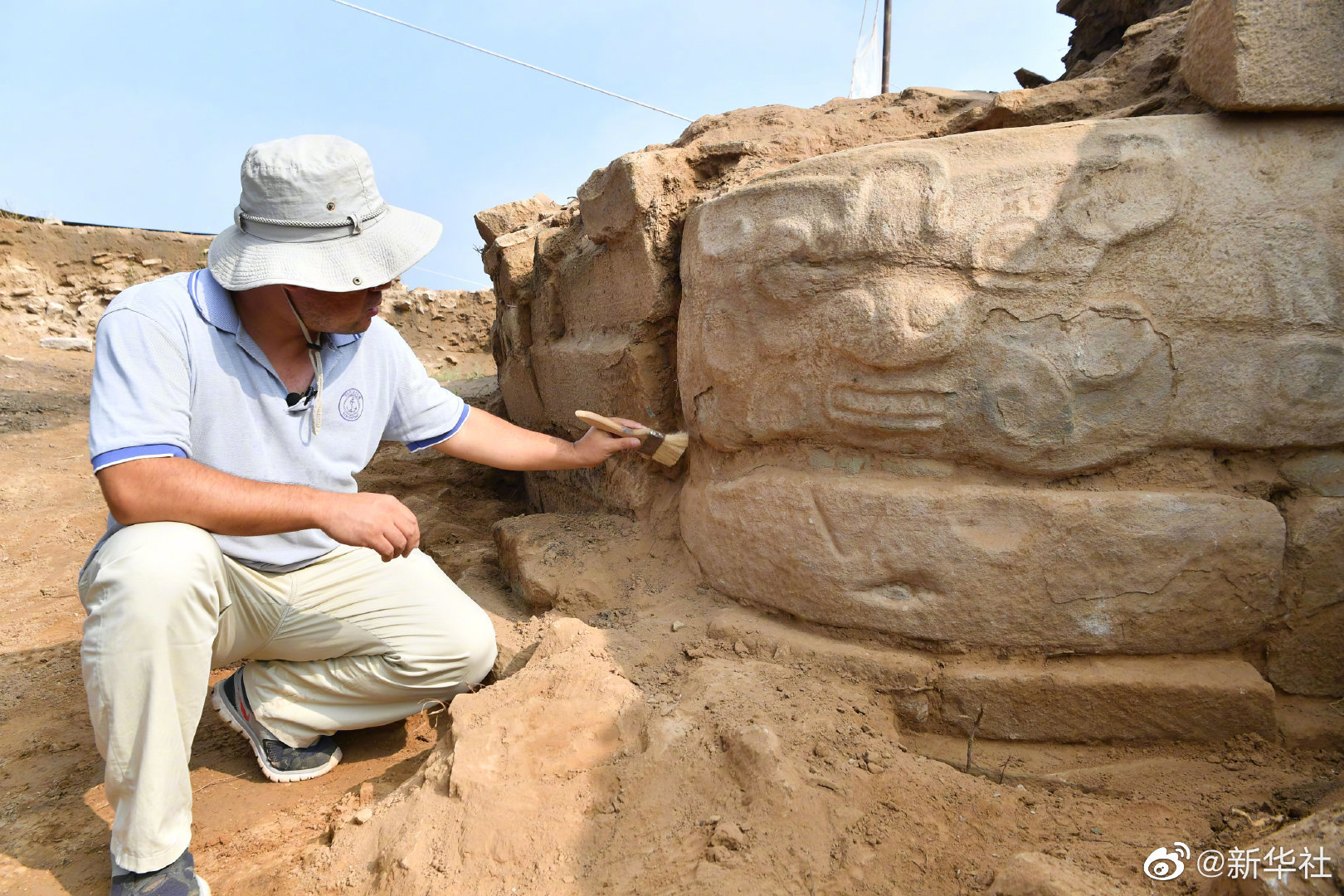 考古新发现！陕西石峁遗址发掘出大型人面石雕