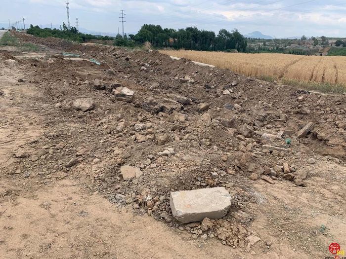 【啄木鸟在行动】于家埠公交站附近渣土裸露 防尘措施有待加强