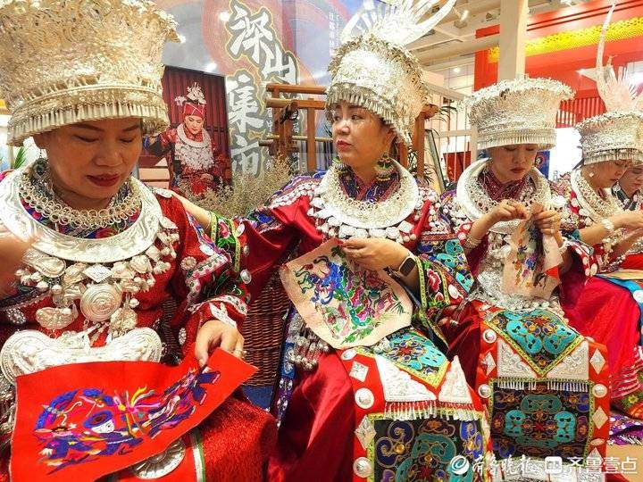 文博会苗绣手造展示，苗族女孩绣嫁衣场景再现