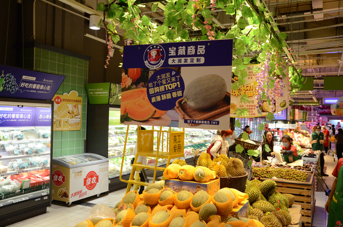 商超年中大促优惠多 消费者逛店购物享实惠