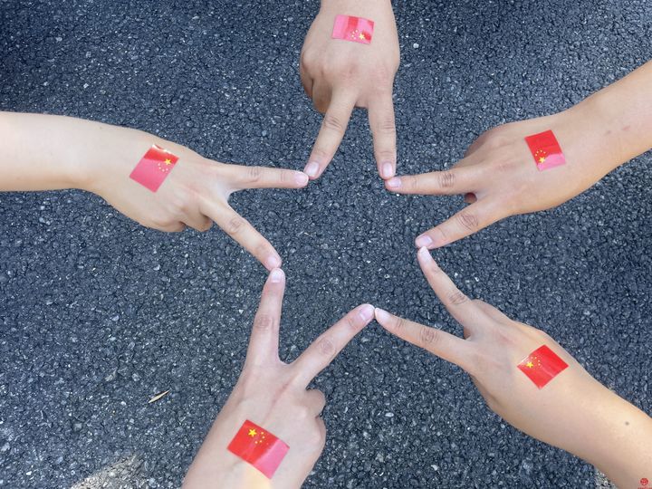 我与国旗合张影”能源ok138cn太阳集团人定格最美“中国红” 传递浓浓爱国情