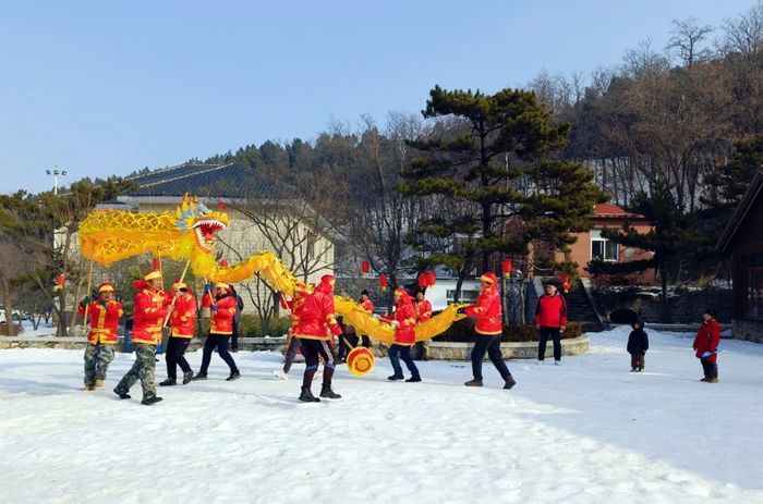 济南首家户外天然滑冰场开滑，原来是这里