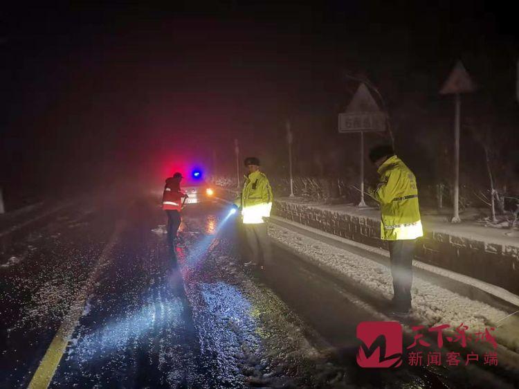 文明济南经得起大雪检阅 因为有人一直在行动