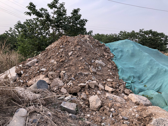 【啄木鸟在行动】历城区武家庄村附近大片渣土裸露，存在扬尘隐患