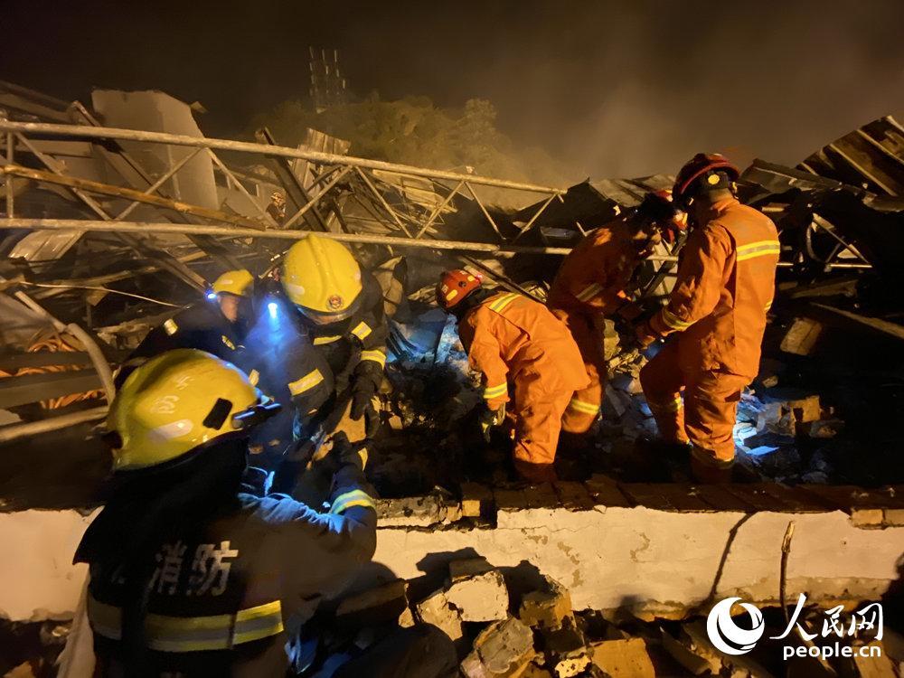 台州温岭一槽罐车发生爆炸 450余名消防员现场救援