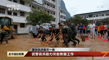 广西梧州、桂林等地洪水退去 武警助力清淤